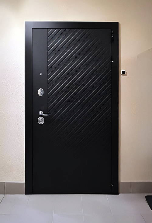Черная дверь с МДФ Черная дверь с МДФ